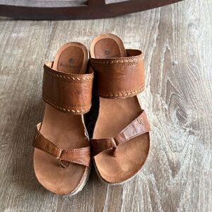 RUFF HEWN Jackson Tan Manmade Material Wedge Sandals